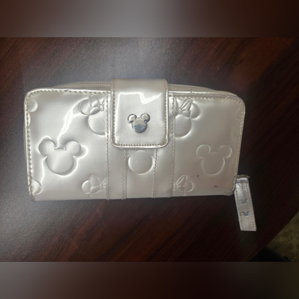Disney Parks Loungefly Minnie Loves Mickey Embossed Patent Wallet Platinum